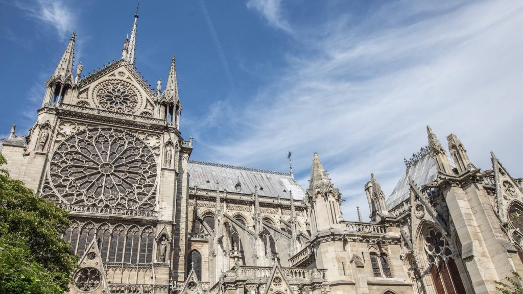 Image majestueuse d'une cathédrale médiévale, mettant en valeur l'architecture complexe et la signification religieuse.