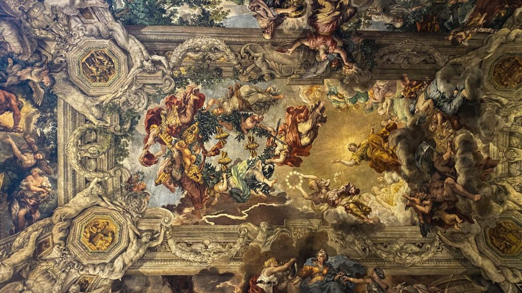Une représentation ornée d'un plafond de l'époque de la Renaissance, orné de motifs artistiques et culturels complexes.